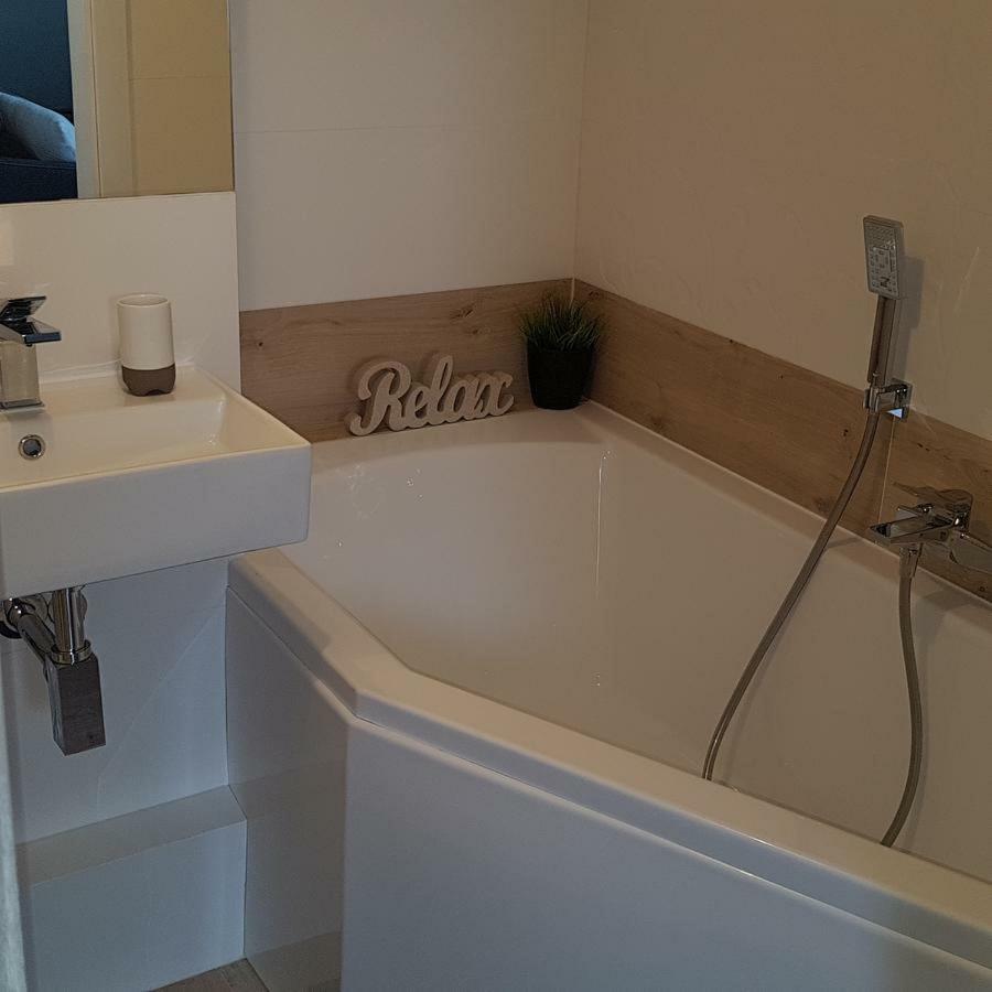 Red Rose Apartament -Parking -Taras- Faktura Vat 凯尔采 外观 照片
